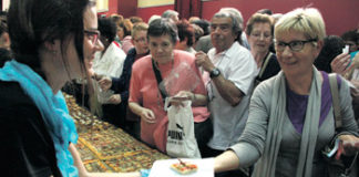 Arenys de Munt es menja 6.000 talls de coca en el tast “Cuina és Cultura”