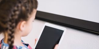 Com gestionar l’ús de les pantalles durant les vacances dels nens