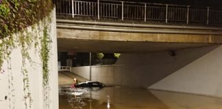 Un policia local fora de servei rescata a dues persones atrapades per l’aigua al pas soterrat de Sant Vicenç de Montalt