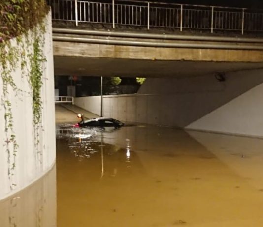 Un policia local fora de servei rescata a dues persones atrapades per l’aigua al pas soterrat de Sant Vicenç de Montalt